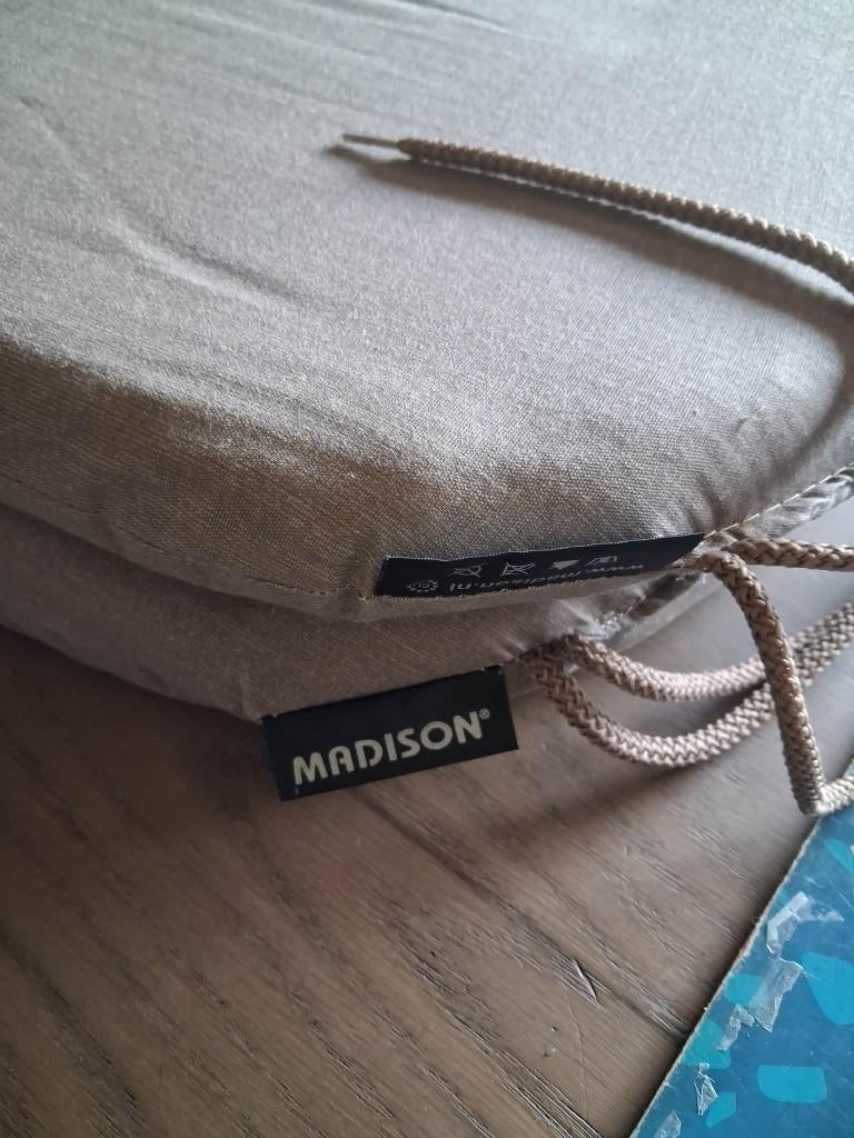 2 zitkussen merk madison - 46 x 48 basic / taupe, Ophalen of Verzenden, Gebruikt, Vierkant