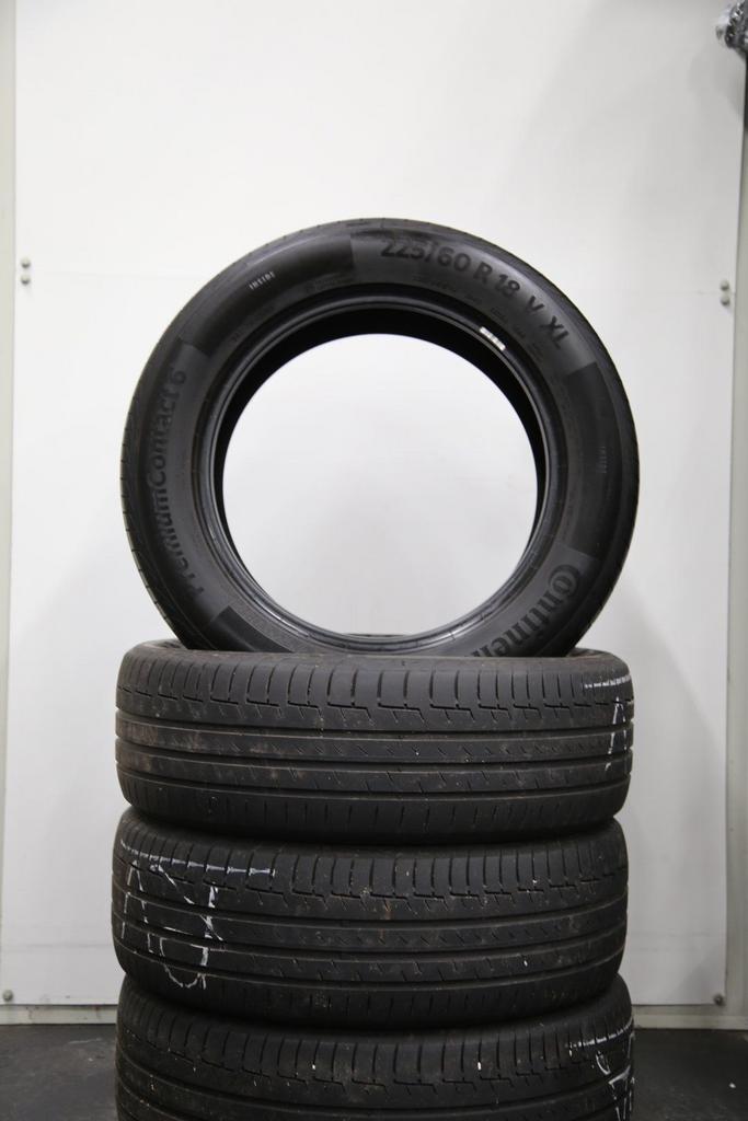 Zomerbanden Continental 225/60 R18 V XL, Auto-onderdelen, Banden en Velgen, Band(en), Zomerbanden, 18 inch, 225 mm, Personenwagen