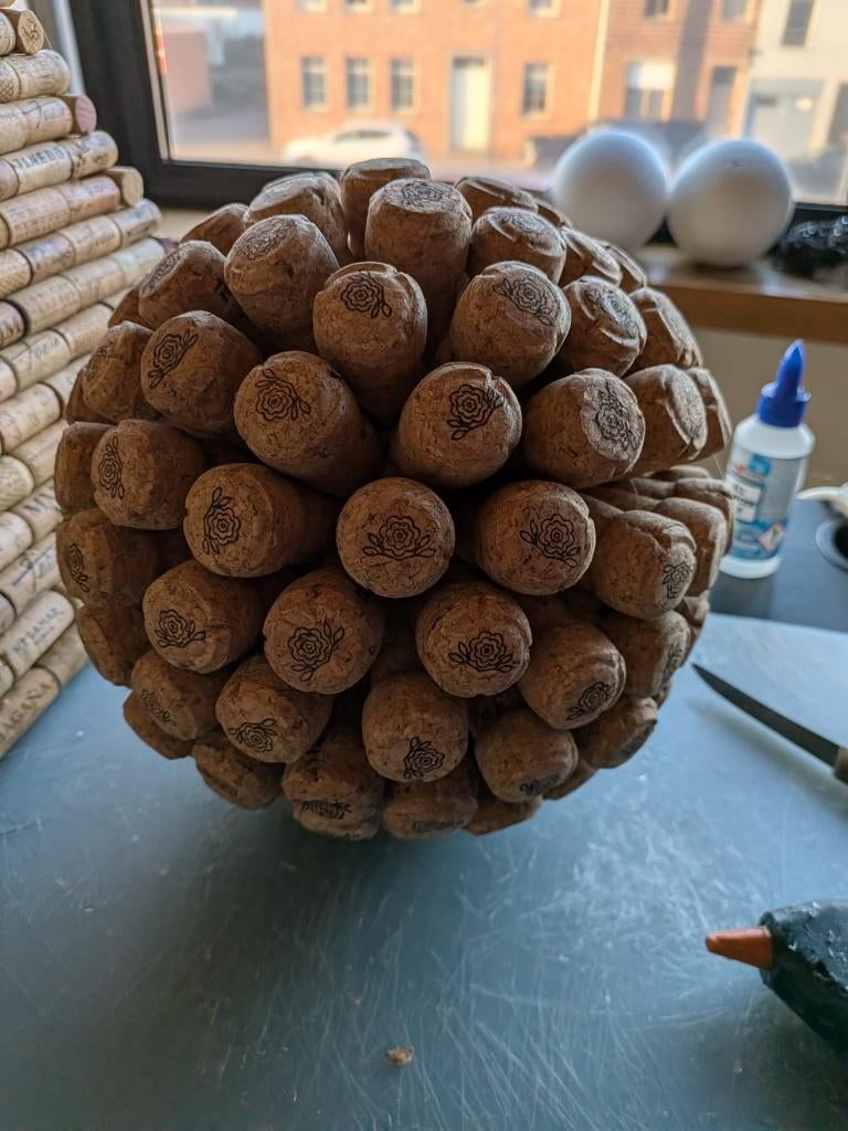 boule avec environ 140 bouchons en liège - diam 24 cm - 45€, Enlèvement ou Envoi, Neuf, Autres matériaux