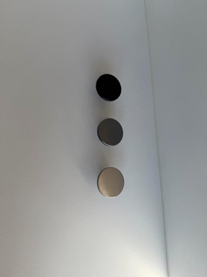 Poignées modernes KVIK 42 mm, Bricolage & Construction, Serrurerie de bâtiment & Dispositif de fermeture, Comme neuf, Enlèvement