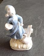 beeldje: meisje geeft eten aan eend, Verzamelen, Ophalen of Verzenden, Zo goed als nieuw, Mens