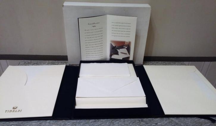 Papier fait main dans un set d'écriture cuir de luxe Tibaldi, Divers, Papeterie, Neuf, Enlèvement ou Envoi