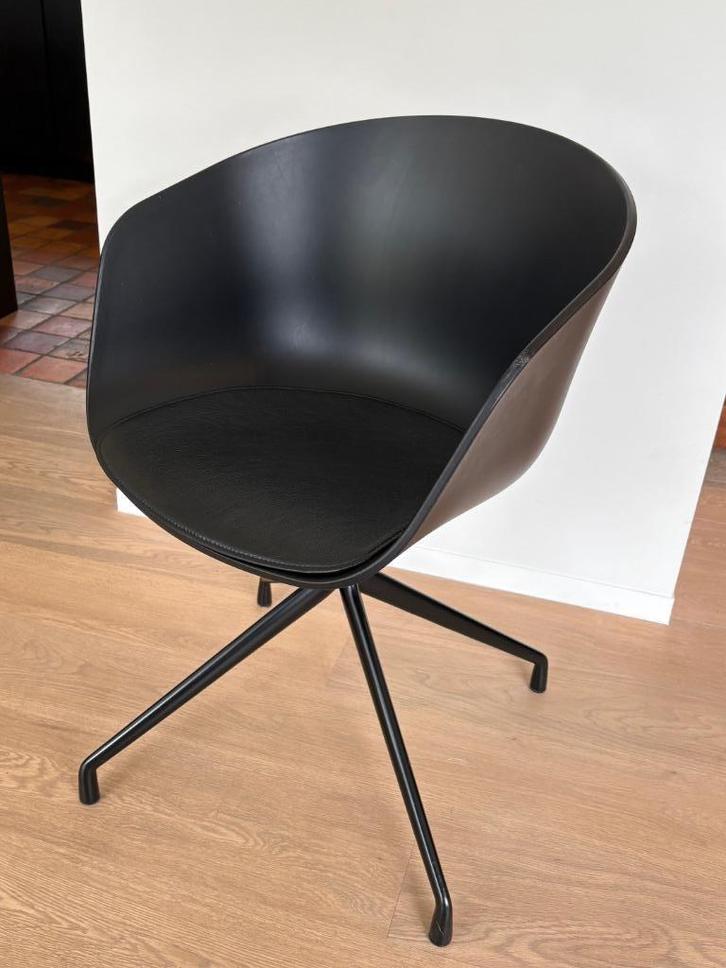 2 kuipstoelen HAY ‘About a chair’ AAC20 met lederen kussen, Huis en Inrichting, Stoelen, Zo goed als nieuw, Kunststof, Leer, Metaal