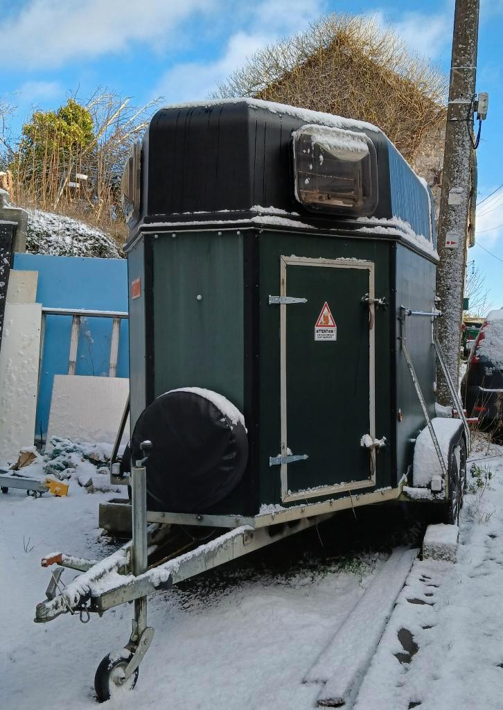 Van 2 chevaux, Dieren en Toebehoren, Paarden en Pony's | Trailers en Aanhangwagens, Zo goed als nieuw, 2-paards trailer, Overige materialen