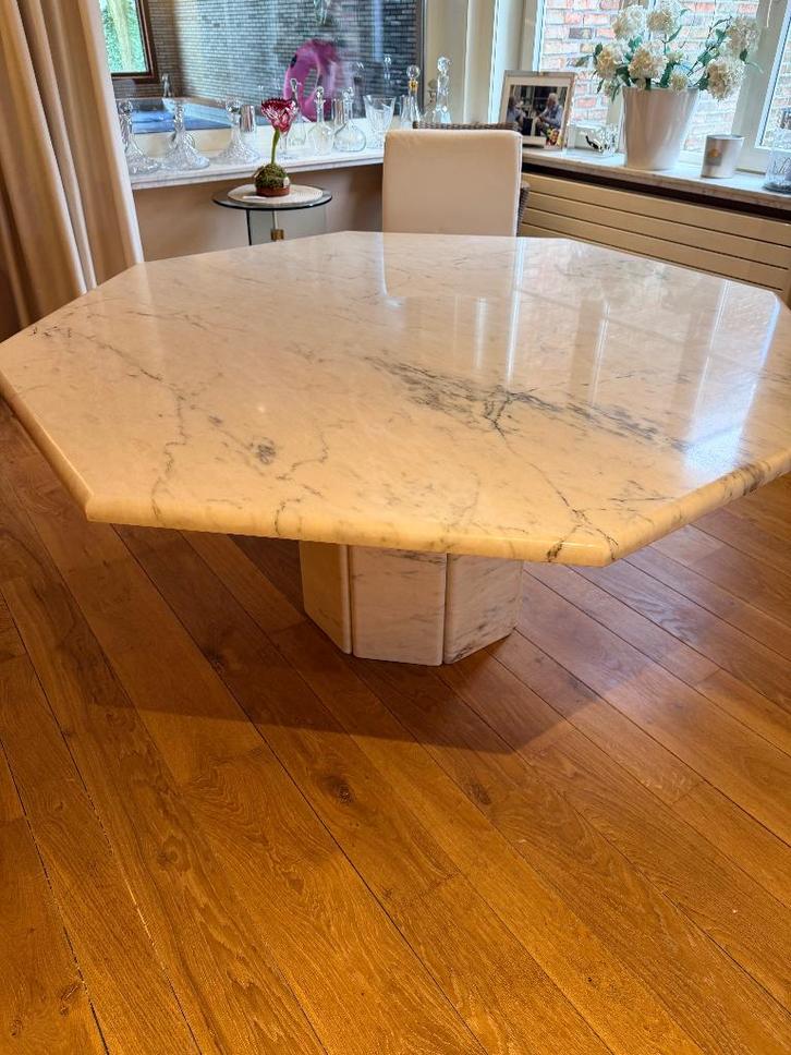 Zeer Mooie grote octogonale tafel in zuiver marmer., Huis en Inrichting, Tafels | Salontafels, Zo goed als nieuw, Overige vormen