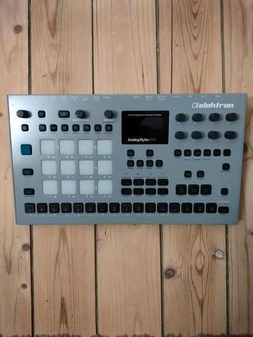 Elektron Analog Rytm MK2 incl. Decksaver, Musique & Instruments, Batteries électroniques, Enlèvement ou Envoi, Comme neuf