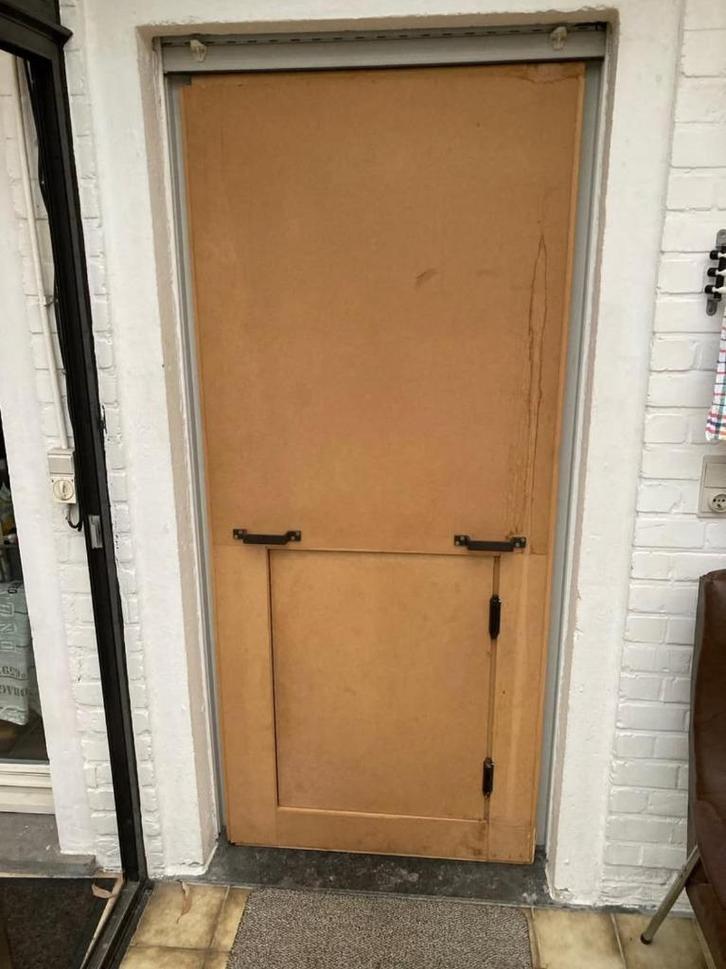 Plank met ingewerkte hondenklapdeur, Animaux & Accessoires, Accessoires pour chiens, Utilisé, Enlèvement