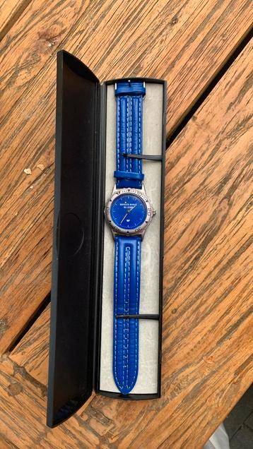 blauw vintage horloge beschikbaar voor biedingen