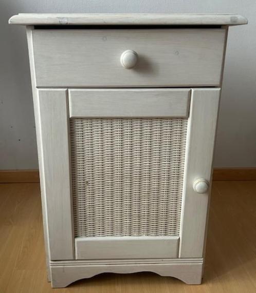 Wit gelazuurd massief houten nachtkastje in prima staat, Huis en Inrichting, Slaapkamer | Nachtkastjes, Gebruikt, 55 tot 70 cm