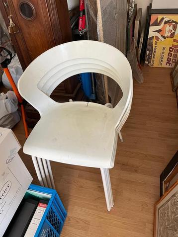 4 witte terrasstoelen - stapelbaar - in goede staat beschikbaar voor biedingen