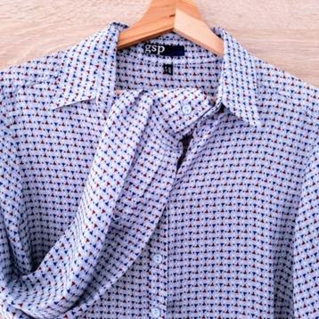 Licht.blauwe,satijnachtige damesblouse.GSP:Mt 40/42 : L/XL. beschikbaar voor biedingen