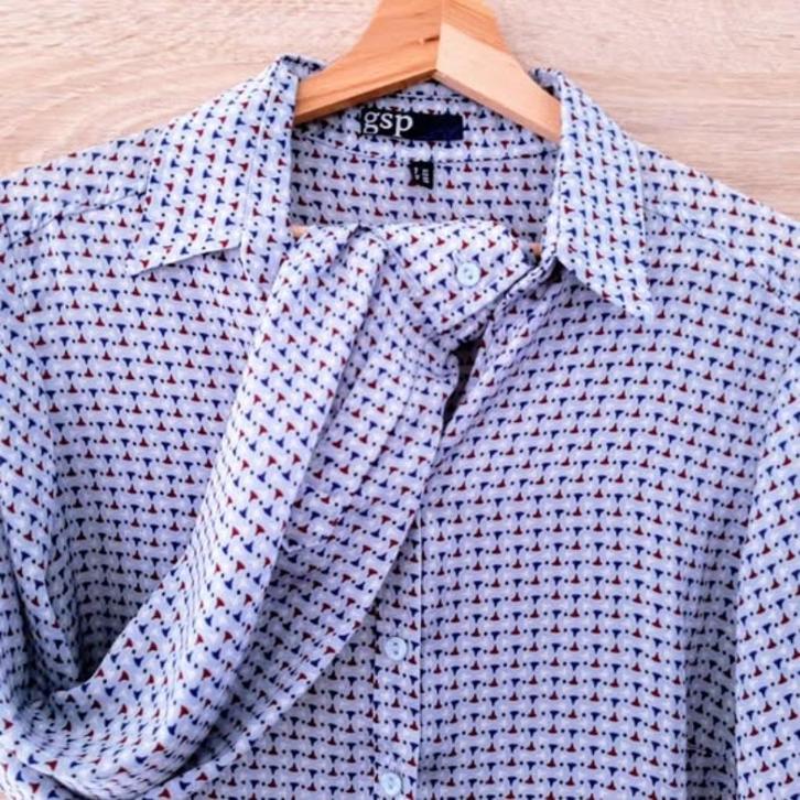 Licht.blauwe,satijnachtige damesblouse.GSP:Mt 40/42 : L/XL., Kleding | Dames, Blouses en Tunieken, Zo goed als nieuw, Maat 38/40 (M)