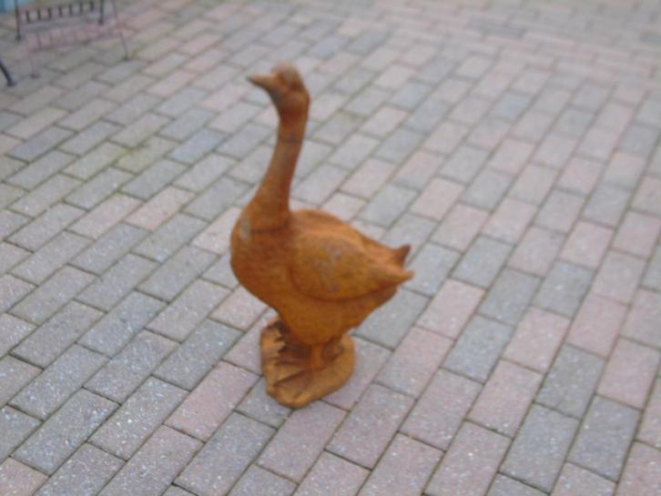 beeld van een gans in roestig gietijzer, H 75 cm!, Tuin en Terras, Tuinbeelden, Nieuw, Dierenbeeld, Metaal, Ophalen