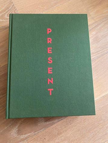 Present - Stephan Vanfleteren, Enlèvement ou Envoi, Comme neuf