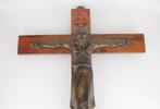 Christ en bronze sur crucifix en chêne