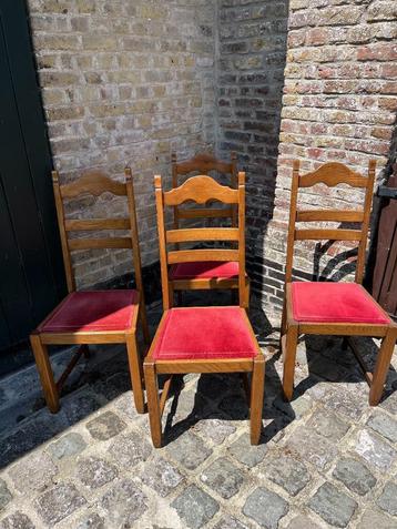 4 houten stoelen met rode stoffen zitting beschikbaar voor biedingen