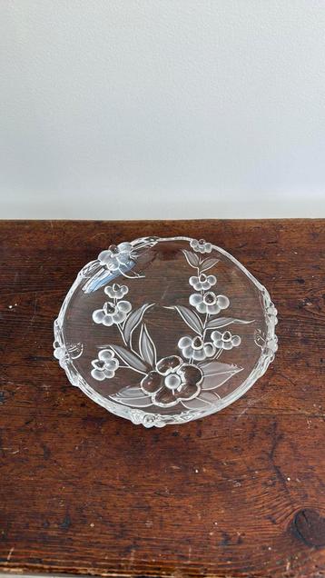 Glazen kristallen schaal met bloesempatroon en satijnglas beschikbaar voor biedingen