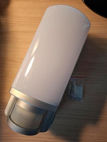 Buitenlamp met infraroodsensor  beschikbaar voor biedingen