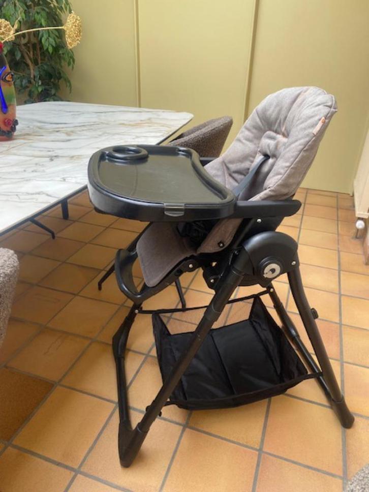 zwarte metalen kinderstoel QUTE, Kinderen en Baby's, Kinderstoelen, Gebruikt, Inklapstoel, Aanschuifbaar, Afneembaar eetblad, Gordel(s)