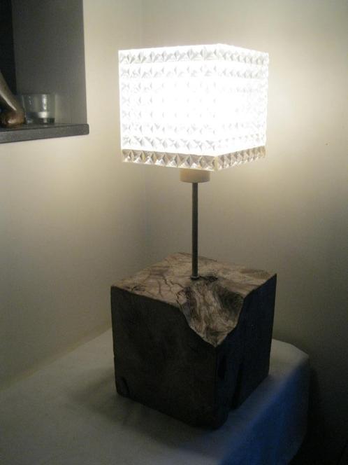 Tafellamp met vintage lampkap en teak voet, Huis en Inrichting, Lampen | Tafellampen, Gebruikt, 50 tot 75 cm, Hout, Kunststof