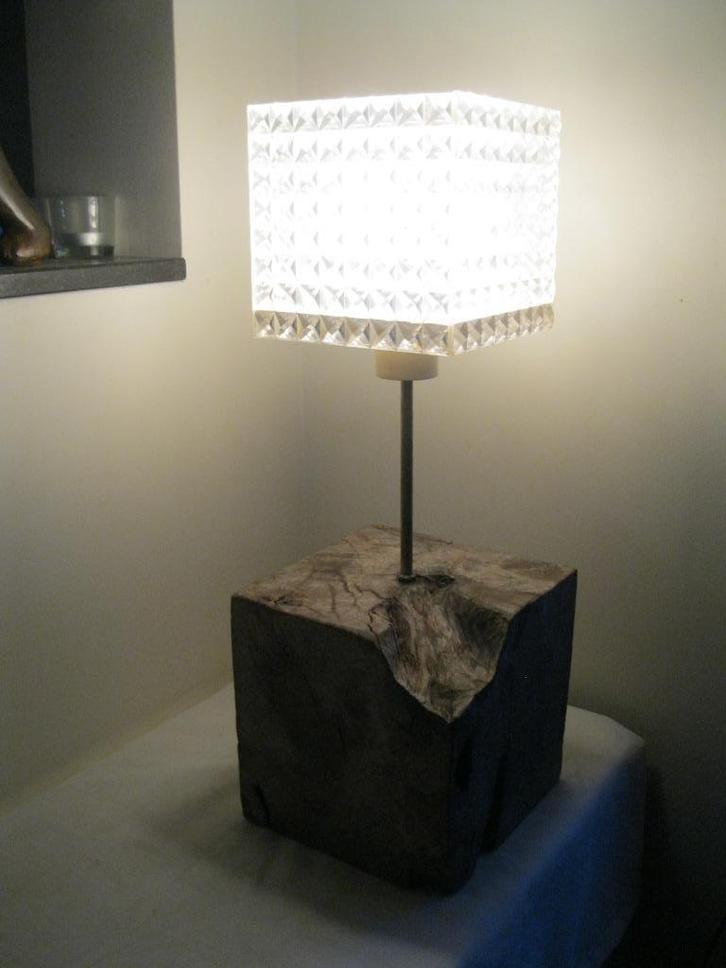 Tafellamp met vintage lampkap en teak voet, Huis en Inrichting, Lampen | Tafellampen, Gebruikt, 50 tot 75 cm, Hout, Kunststof
