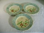 Trois assiettes anciennes en barbotine française., Antiquités & Art, Antiquités | Céramique & Poterie, Enlèvement ou Envoi