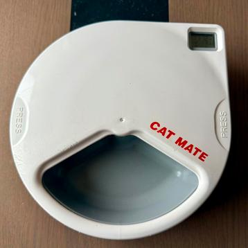 Dispenser voor voer voor katten en kleine honden beschikbaar voor biedingen