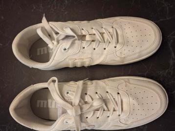 Witte sneakers 