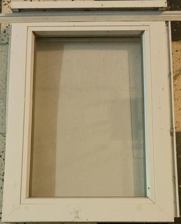 Kleine venster in kunststof - dubbel glas beschikbaar voor biedingen