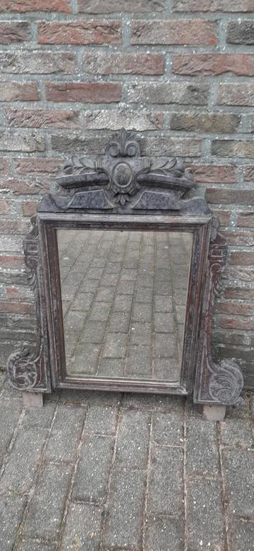 Antieke spiegel beschikbaar voor biedingen
