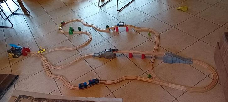 Treinsporen en treinen met station en bruggen, Kinderen en Baby's, Speelgoed | Houten speelgoed, Ophalen