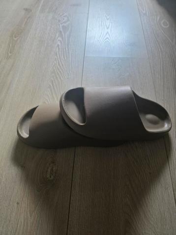 Claquettes couleur taupe unisexe – Neuf – Taille 36/37 beschikbaar voor biedingen