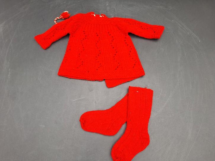 oud rood gebreid poppen jasje met sokken, jaren 60, Collections, Poupées, Comme neuf, Vêtements, Enlèvement ou Envoi