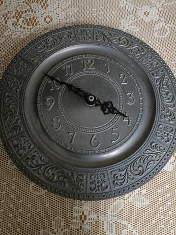Prachtige vintage tinnen klok beschikbaar voor biedingen
