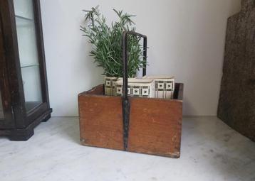 Leuke oude houten franse hengselbak / (werk) bak met handvat beschikbaar voor biedingen