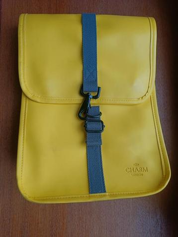 Petit sac à dos jaune disponible aux enchères