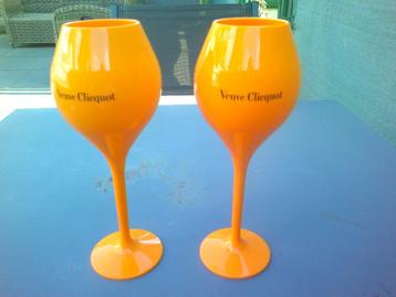 2 Vintage Veuve Clicquot fluitbekers. beschikbaar voor biedingen