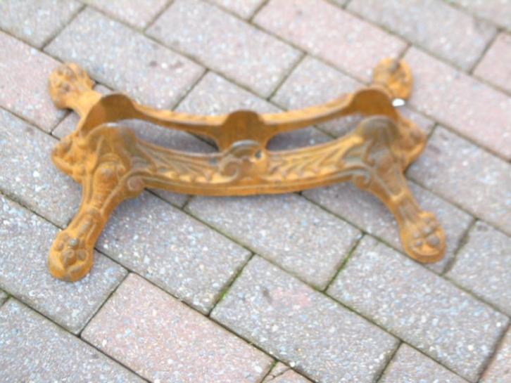 Roestige gietijzeren wielkeg voor fietsen., Tuin en Terras, Tuinbeelden, Nieuw, Overige typen, Metaal, Ophalen