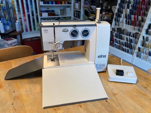 Elna Lotus SP - zeer compact, handig op boot of caravan, Hobby en Vrije tijd, Naaimachines en Toebehoren, Zo goed als nieuw, Naaimachine