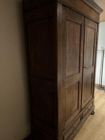 Houten kast met pen- gatverbindingen  beschikbaar voor biedingen