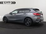 BMW 116 iA ADVANTAGE - NAVI - DAB - M SPORTSTUUR, Auto's, BMW, Te koop, Zilver of Grijs, Berline, Benzine