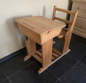 Oude houten schoolbank beschikbaar voor biedingen