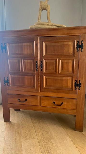 Buffet vintage 2 portes et 2 tirroirs disponible aux enchères