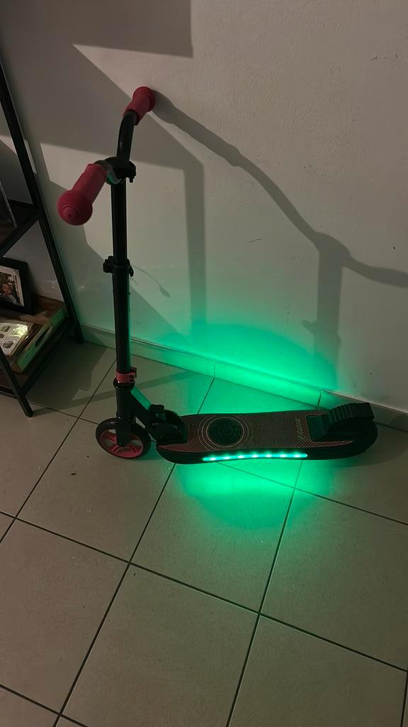 Elektrische kinderstep, Fietsen en Brommers, Steps, Zo goed als nieuw, Ophalen