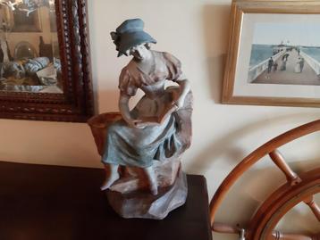 Statuette de jeune fille avec un livre beschikbaar voor biedingen