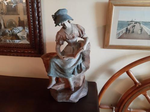 Statuette de jeune fille avec un livre, Antiek en Kunst, Kunst | Overige Kunst, Ophalen