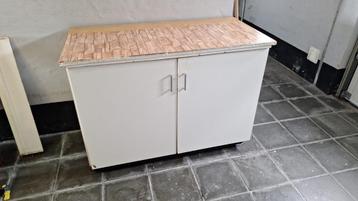 Kast met legplanken beschikbaar voor biedingen