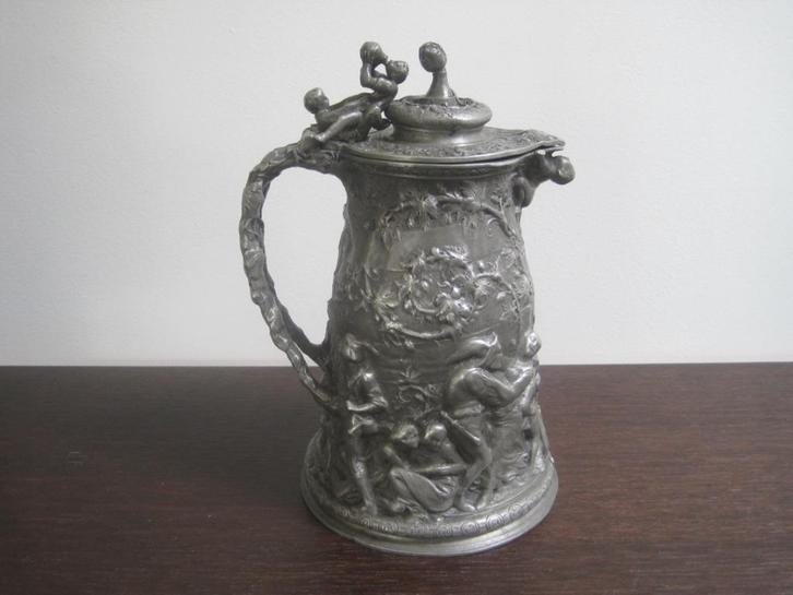 oude zware metalen wijnkan olijke taferelen, Antiek en Kunst, Curiosa en Brocante, Ophalen of Verzenden