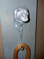 Mooie houten wandplaat met ijzeren hondekopje e, Antiek en Kunst, Curiosa en Brocante, Ophalen of Verzenden