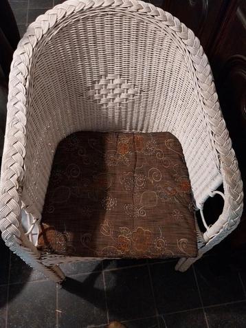 2 witte rotan stoelen  beschikbaar voor biedingen